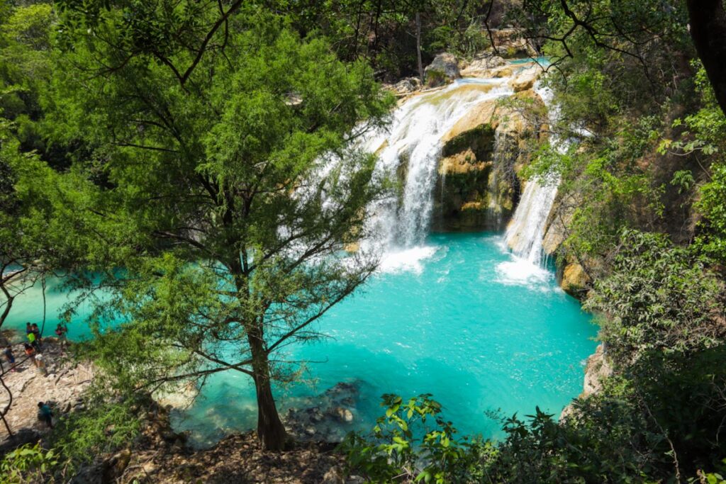 Бассейн с голубой водой — водопад Чифлон