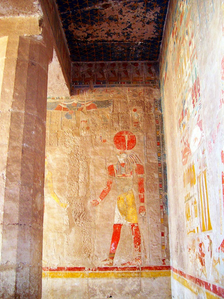 Рельеф бога Осириса — храм Хатшепсут в Луксоре