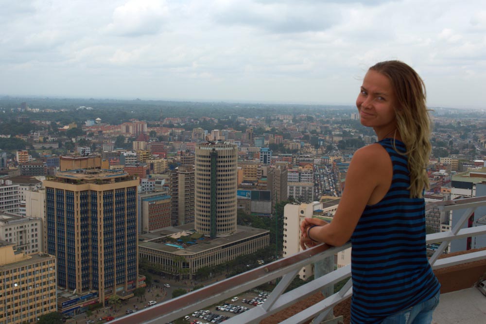 Девушка на фоне панорамы Найроби