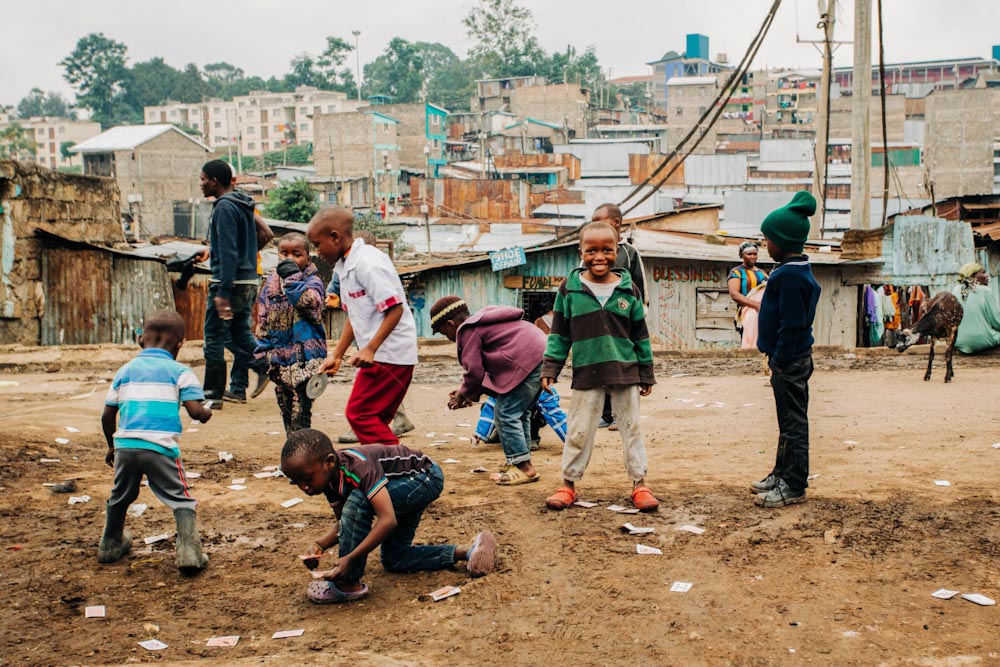 Дети играют на улицах Кении