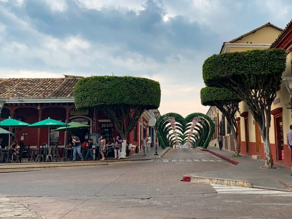 Центр города Комитан с аркой в виде сердец