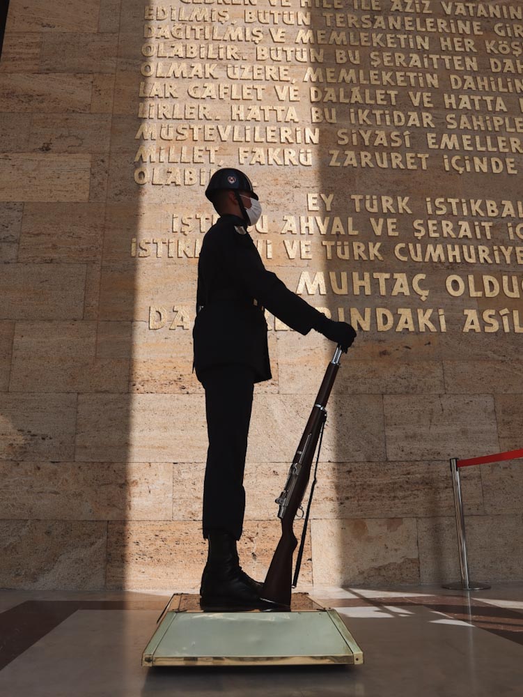 Военный охраняет усыпальницу Кемаля Ататюрка