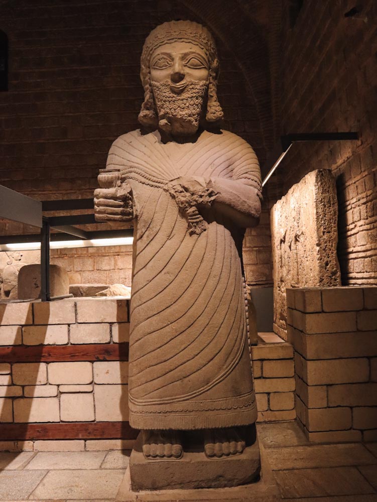 Ассирийская статуя — музей анатолийских цивилизаций в Анкаре