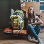 Девушка держит рюкзак — что взять с собой в поездку