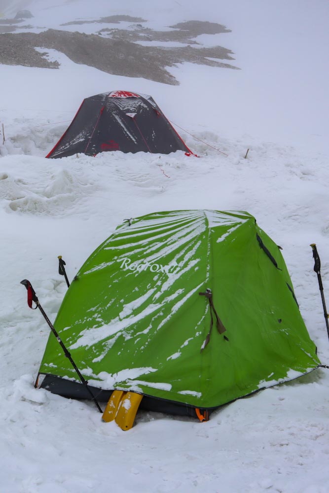 Зеленая палатка в снегу