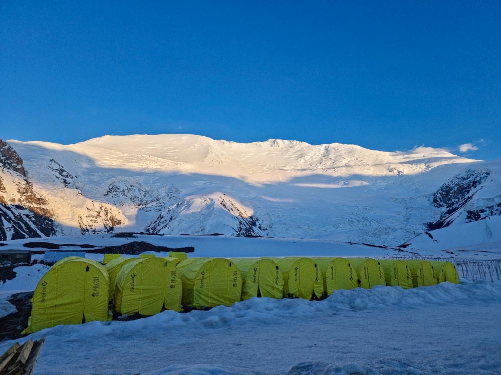 Желтые палатки в снегу  у пика Ленина