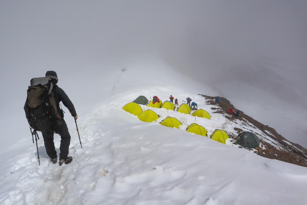 Турист спускается в палаточный лагерь