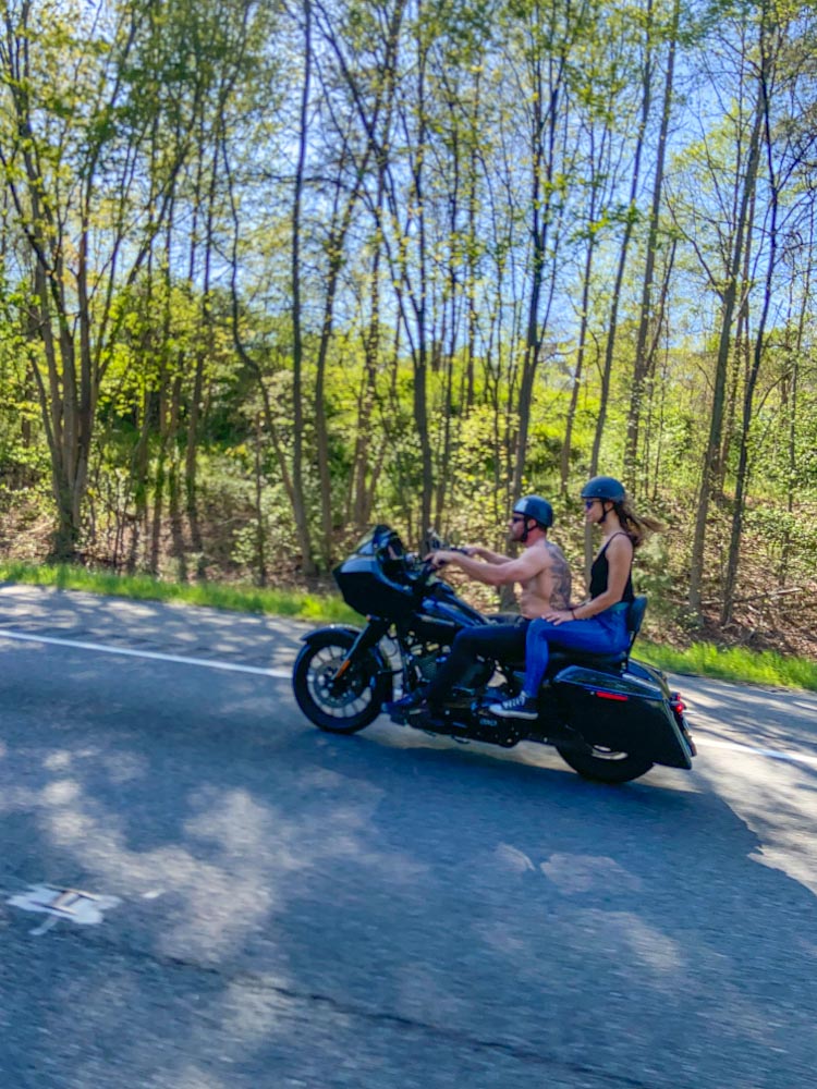 Пара едет на мотоцикле Harley Davidson