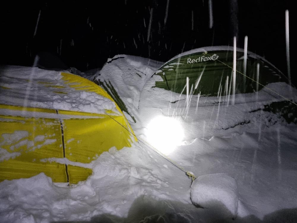 Палатка заваленная снегом
