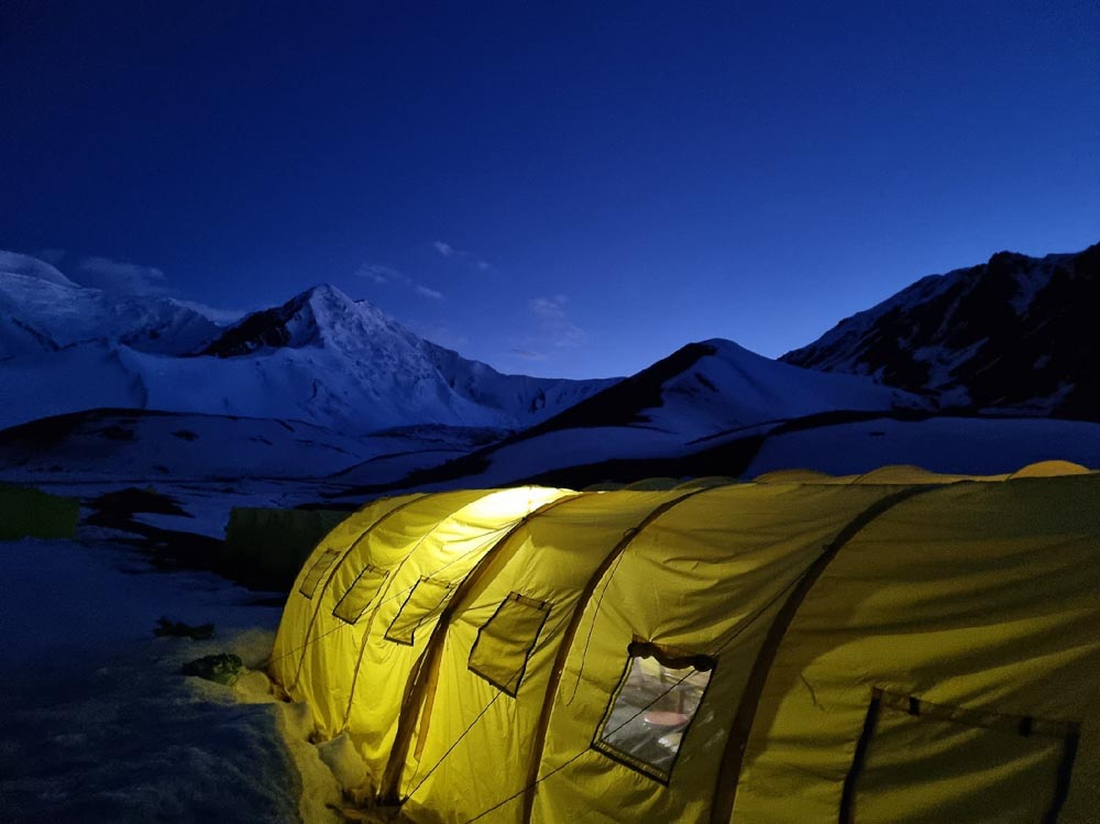 Желтая палатка ночью с подсветкой — пик Ленина