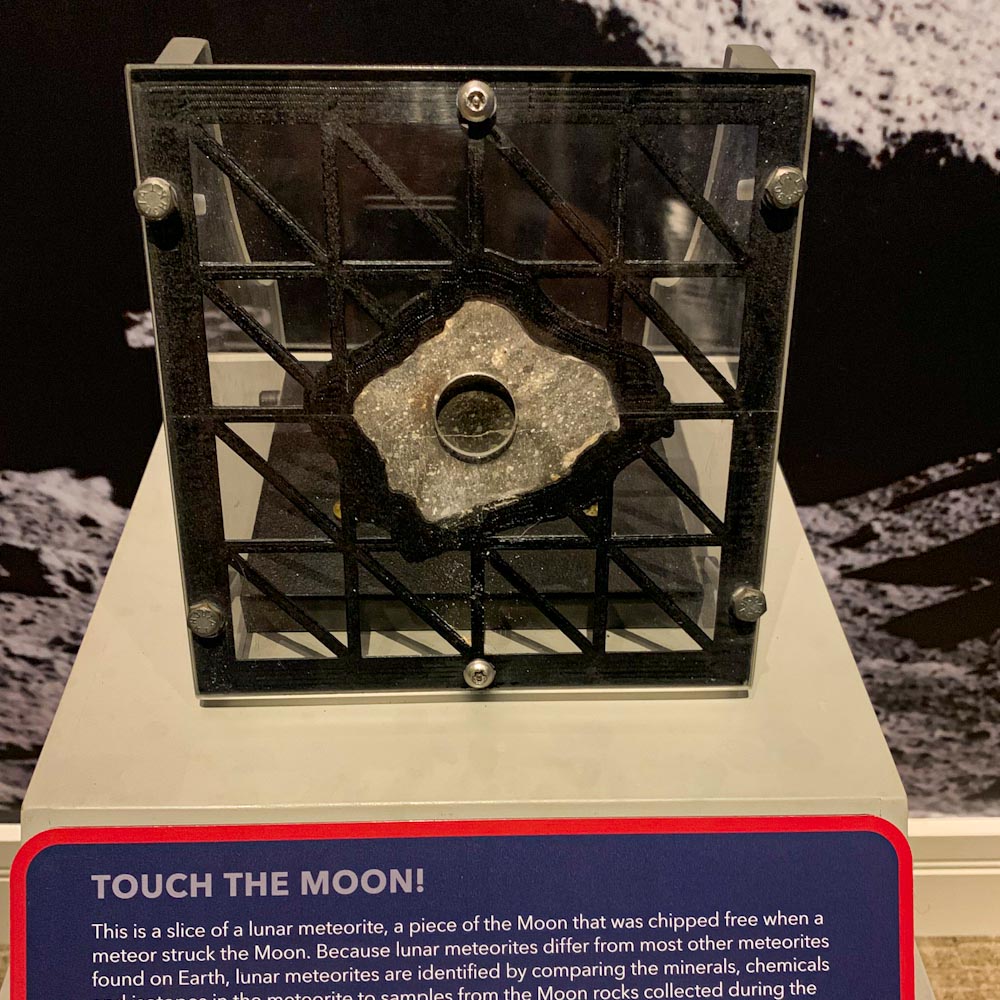 кусочек Луны в музее