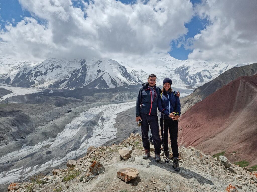 Мужчина и женщина на вершине перевала в Киргизии