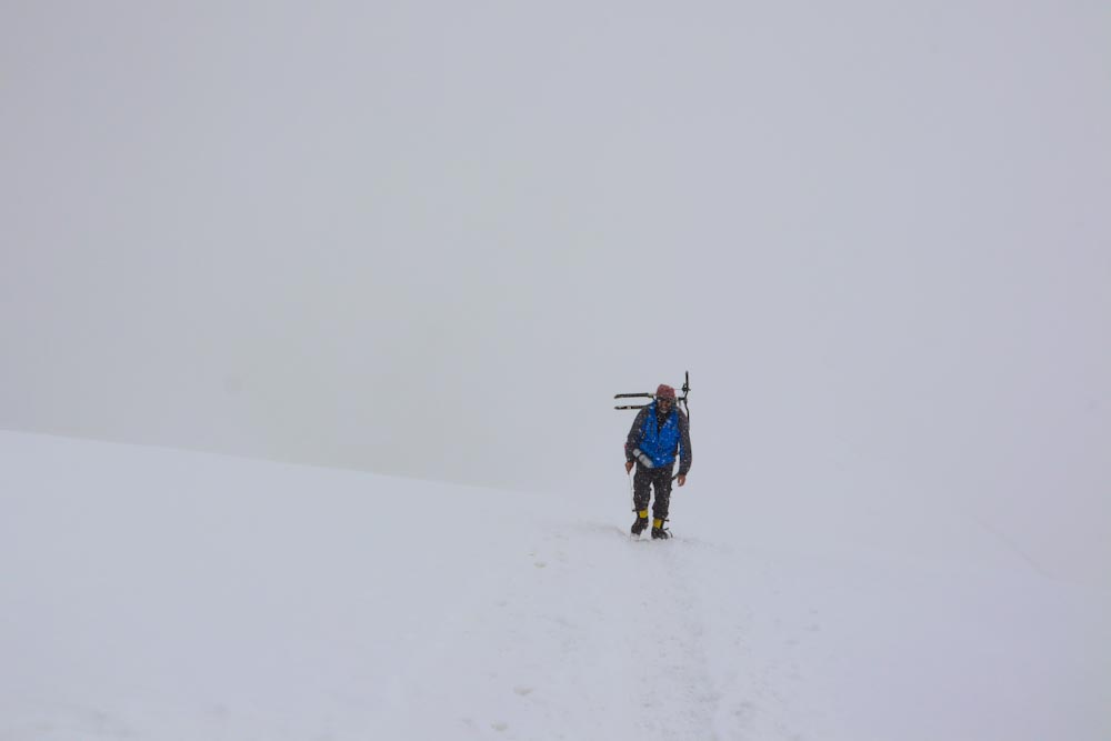 Альпинист идет по горе