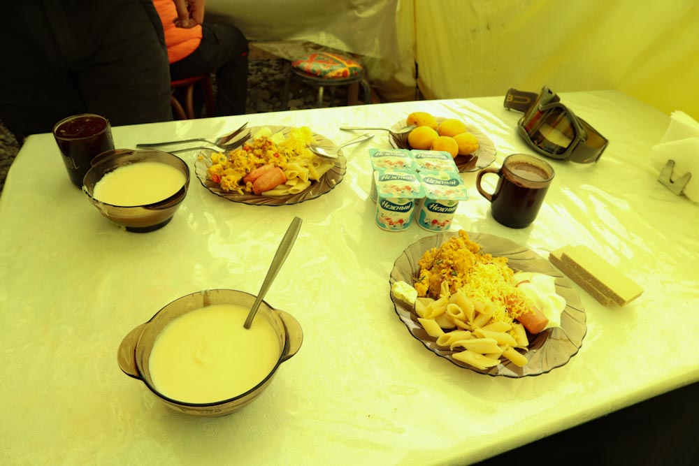 Еда в лагере при восхождении на пик Ленина