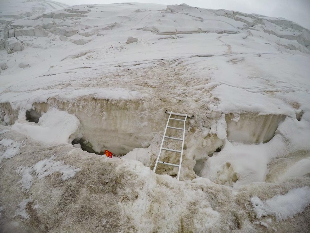Мостик через трещину на леднике по пути на пик Ленина