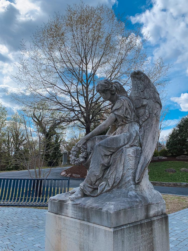 Памятник на кладбище в виде скорбящего ангела