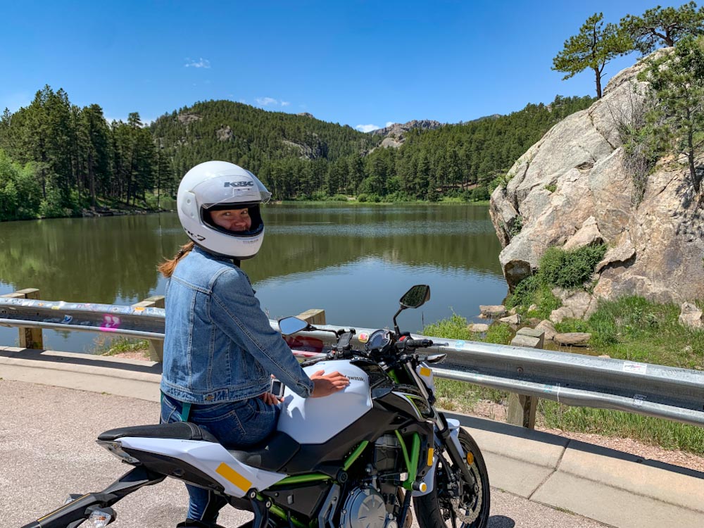 девушка на мотоцикле на фоне озера