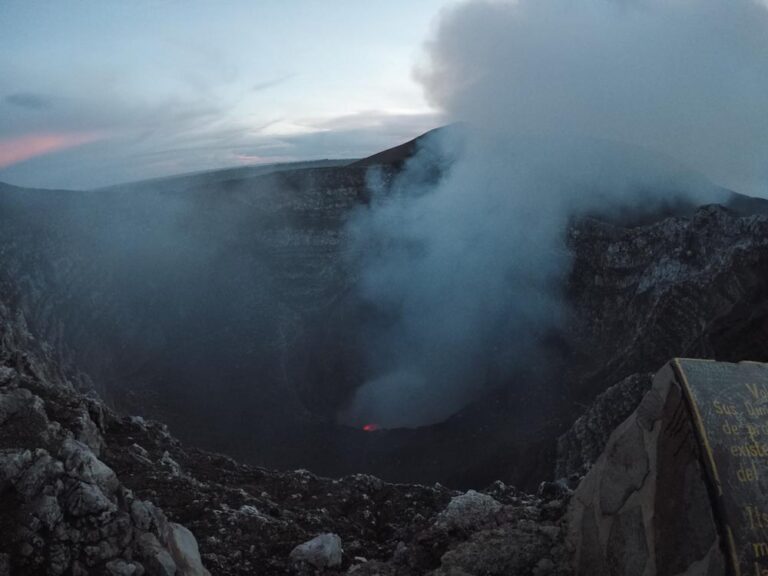 Дым извергается из кратера вулкана