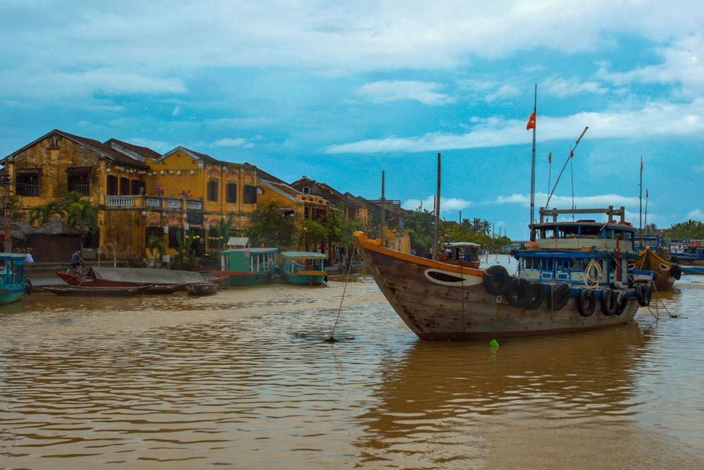 Лодка на реке в городе Хойан