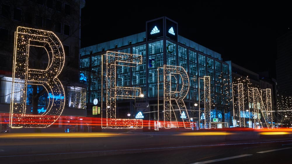 Ночной вид на большие светящиеся буквы «Берлин»