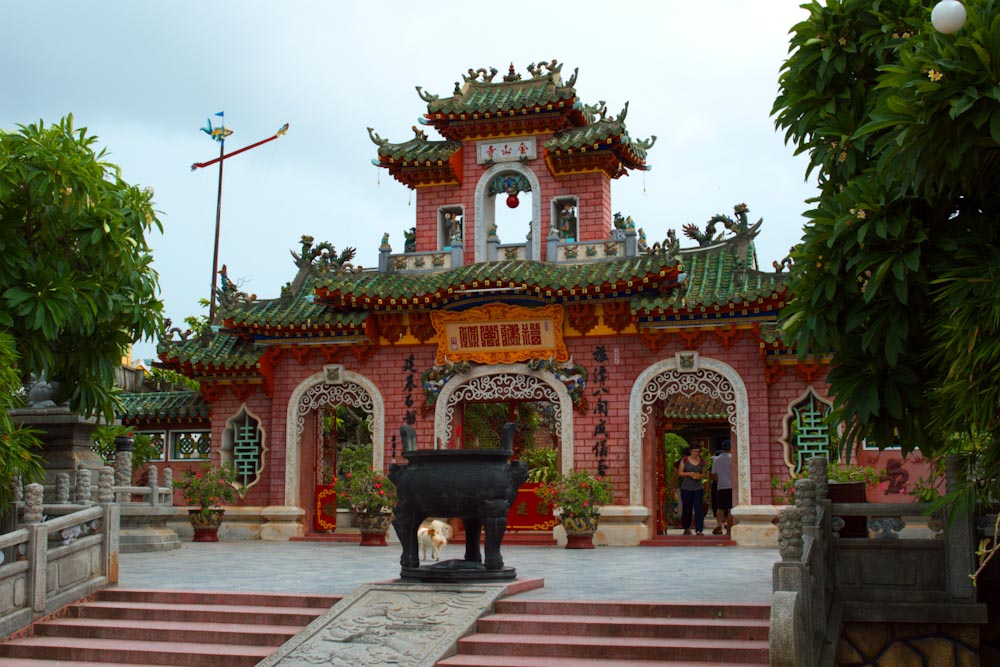Красивый храм в городе Хойан — поездка  во Вьетнам самостоятельно 