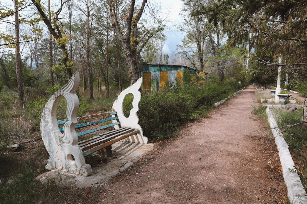 Заброшенный парк в городе Чолпон-Ата