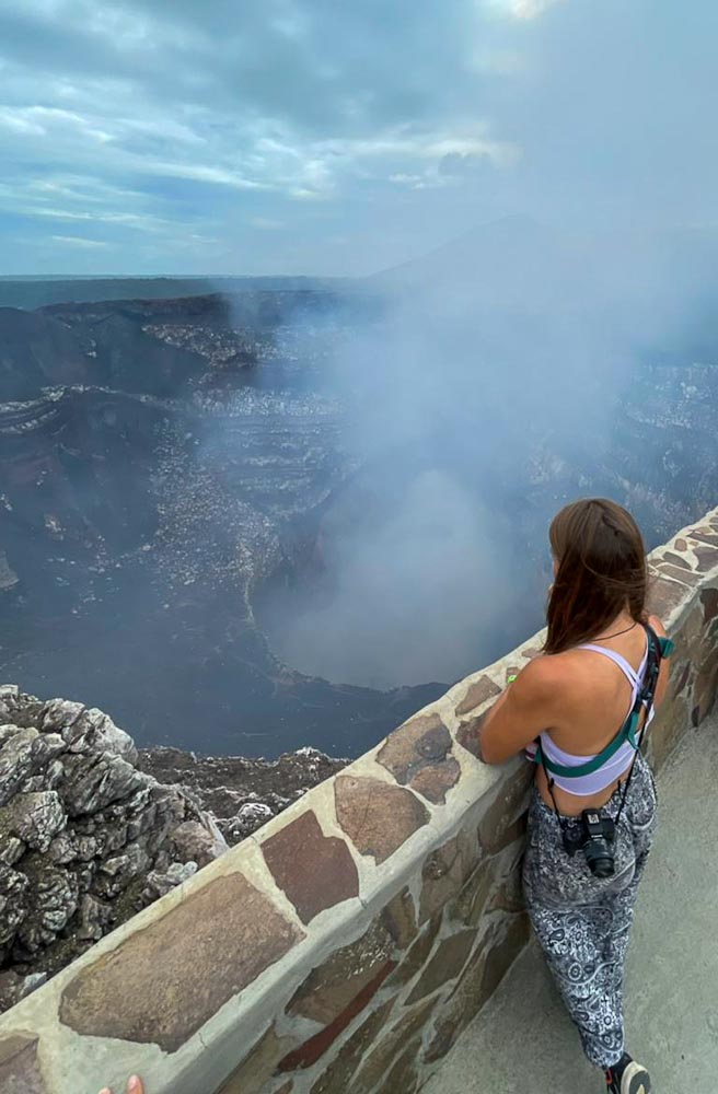 Девушка смотрит на вулкан Масая