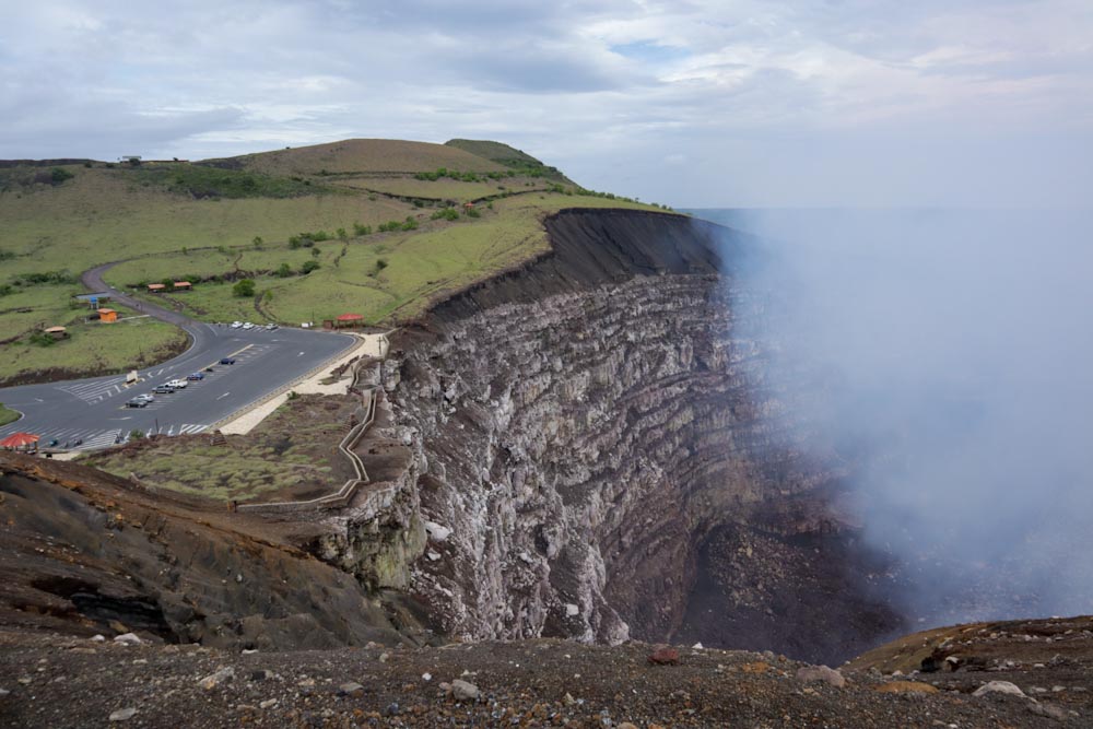 Обрыв у вулканического кратера