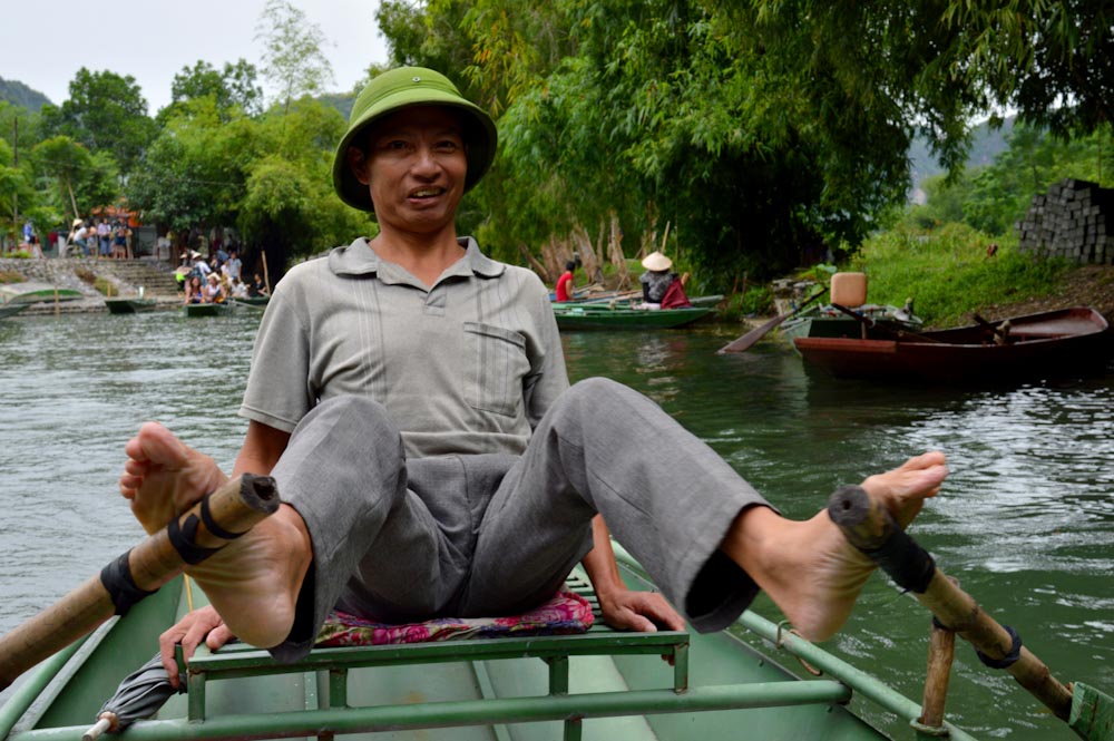 Мужчина из Вьетнама гребет ногами