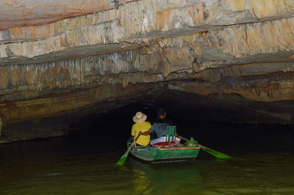 Лодка заходит в пещеру