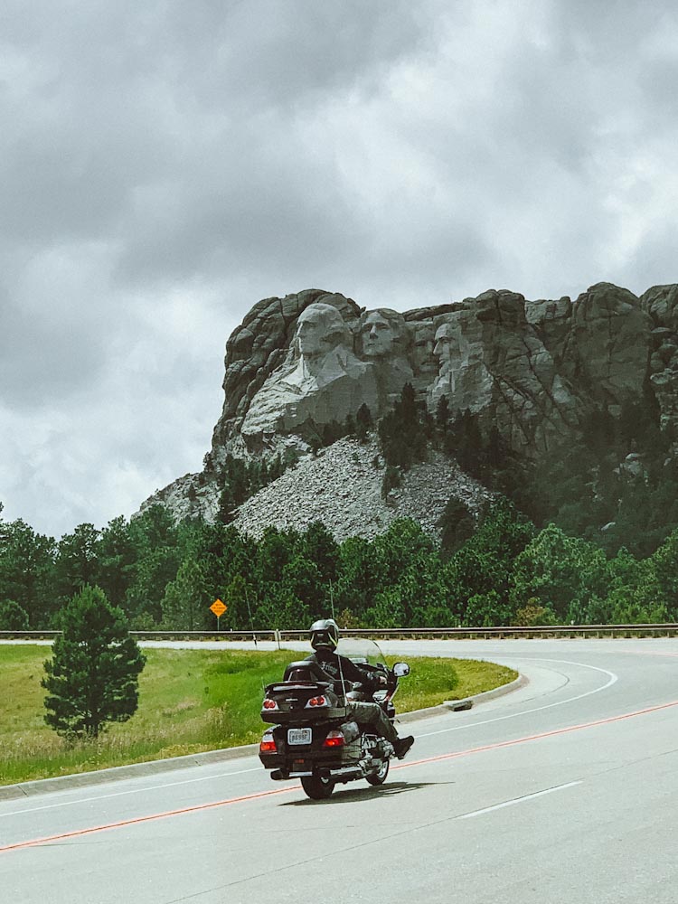 мотоцикл едет к монументу Рашмор в штате Южная Дакота