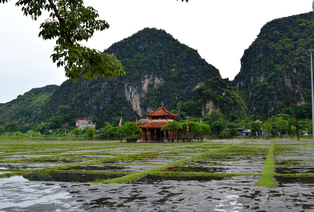 Азиатский храм на фоне гор