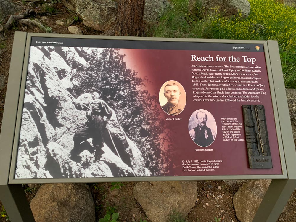 Первый скалолаз на скале Башня Дьявола — памятная табличка