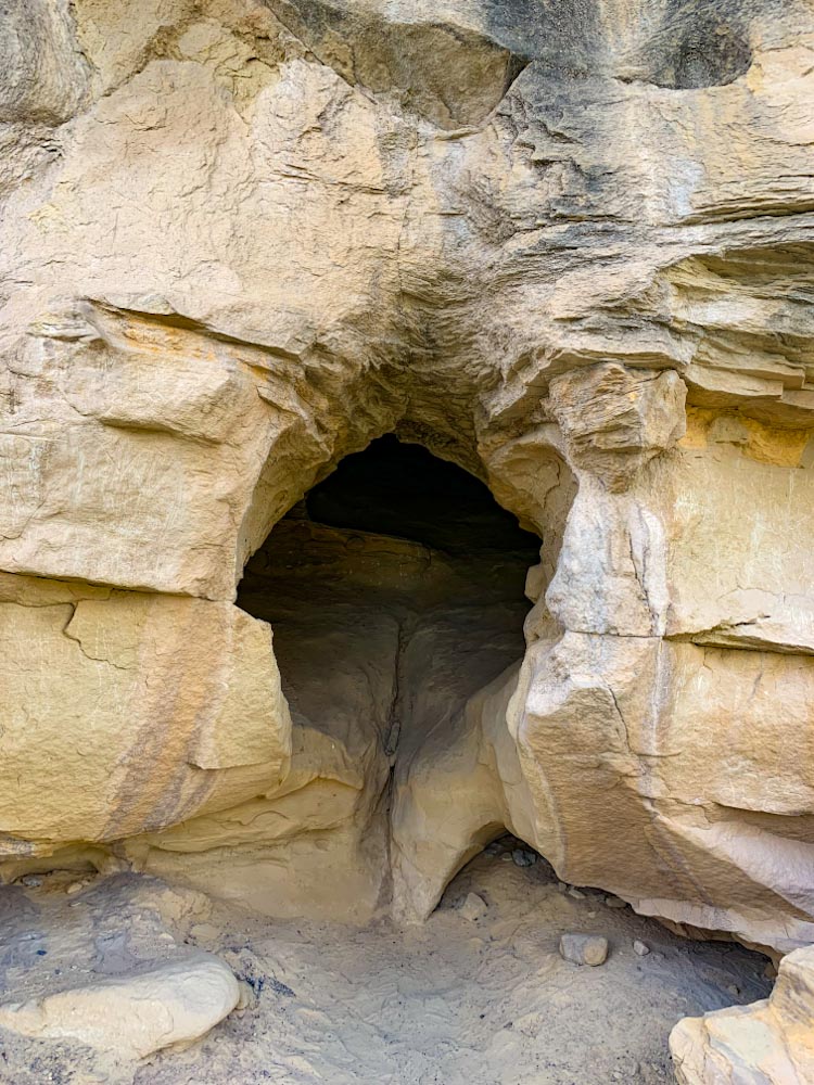 Пещера в желтом песчанике