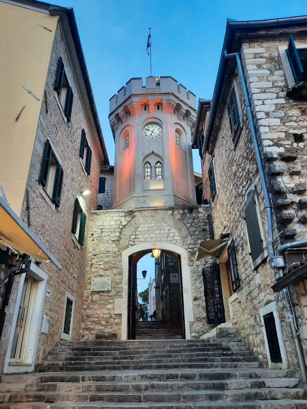 Башня с часами в Старом горе Херцег-Нови