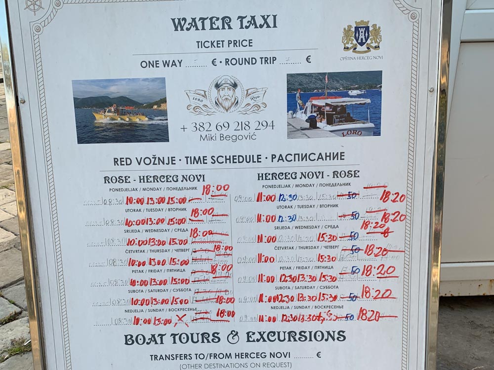 Расписание лодок в порту, написанное от руки