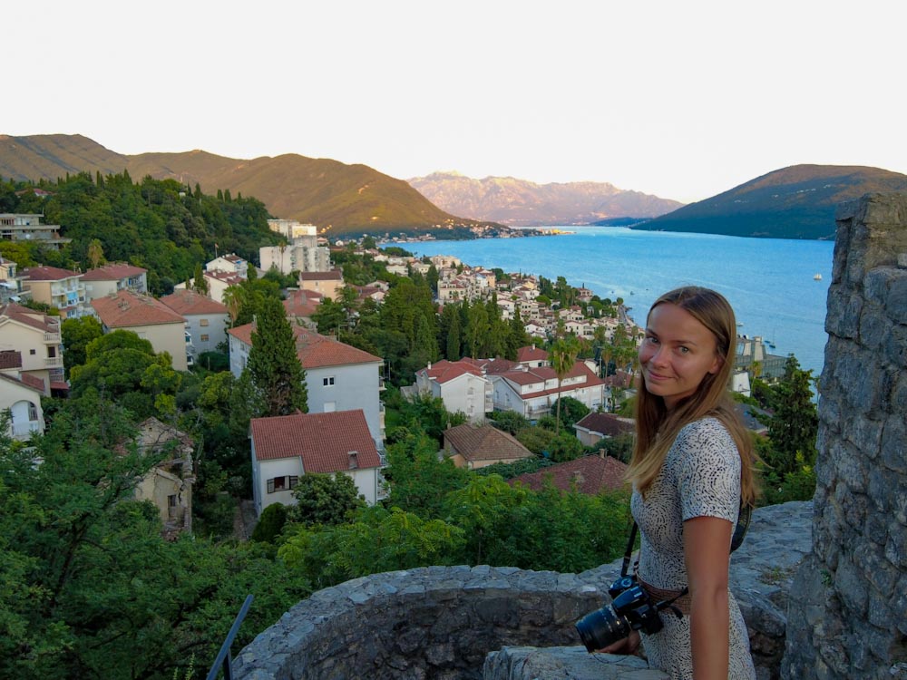Фотография молодой девушки на фоне города в Черногории