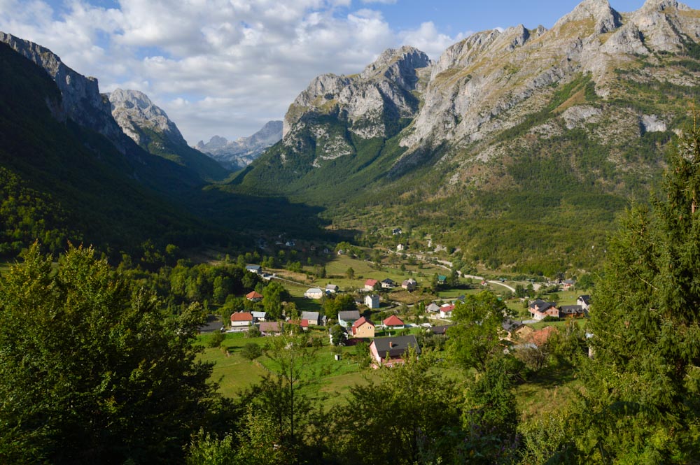 Деревня в горах на Балканах