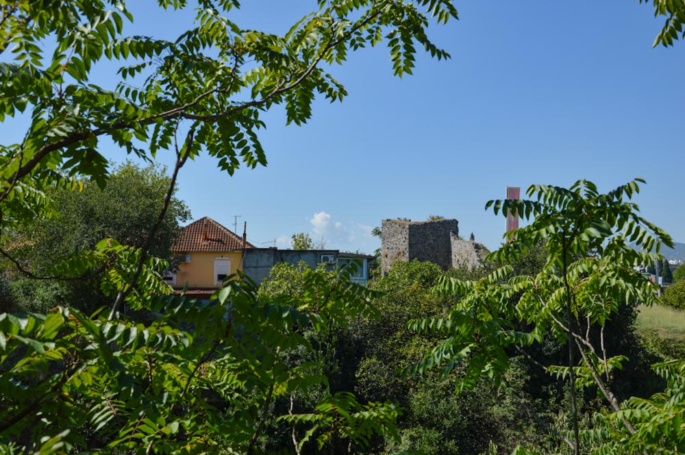 Развалины форта около жилого дома — что посмотреть в Подгорице