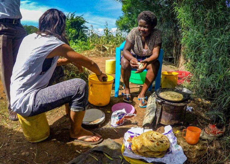 Женщина из Кении готовит лепешки чапати традиционным способом