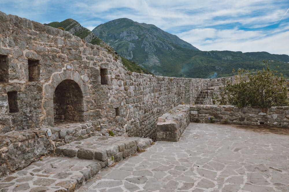 Руины военной фортификации на фоне гор