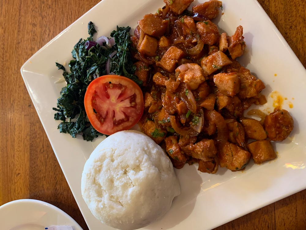 Блюдо кенийской кухни с курицей и угали
