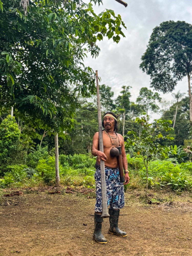 Мужчина из амазонского племени готовится к охоте духовой трубкой