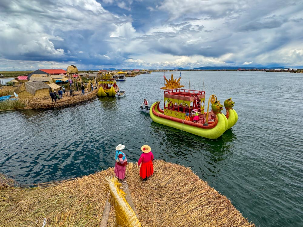 Женщины ждут гостей на плавучих островах Урос в Перу / Women are waiting for guests on the floating islands of Uros in Peru.
