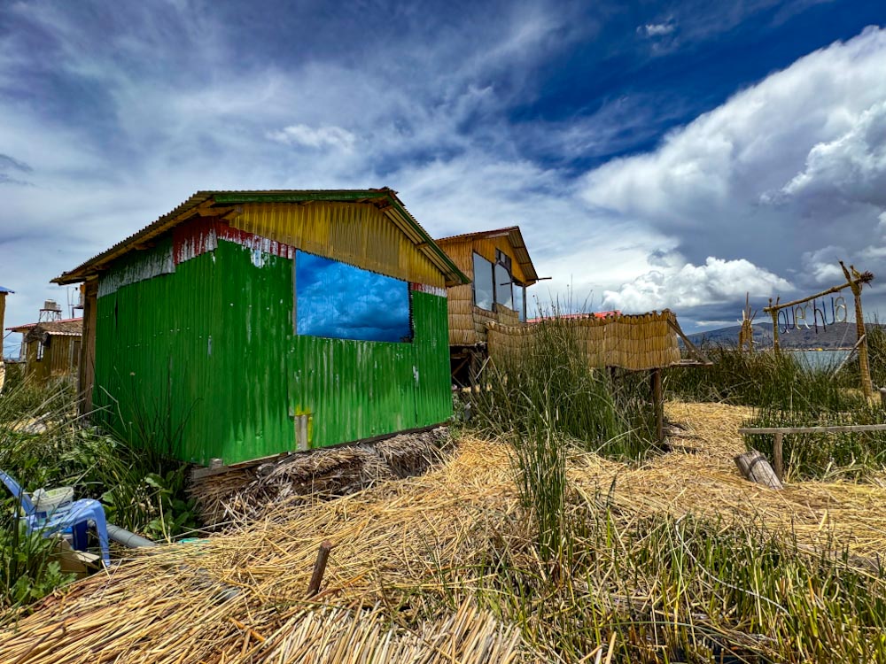 Отель на плавучем острове на озере Титикака