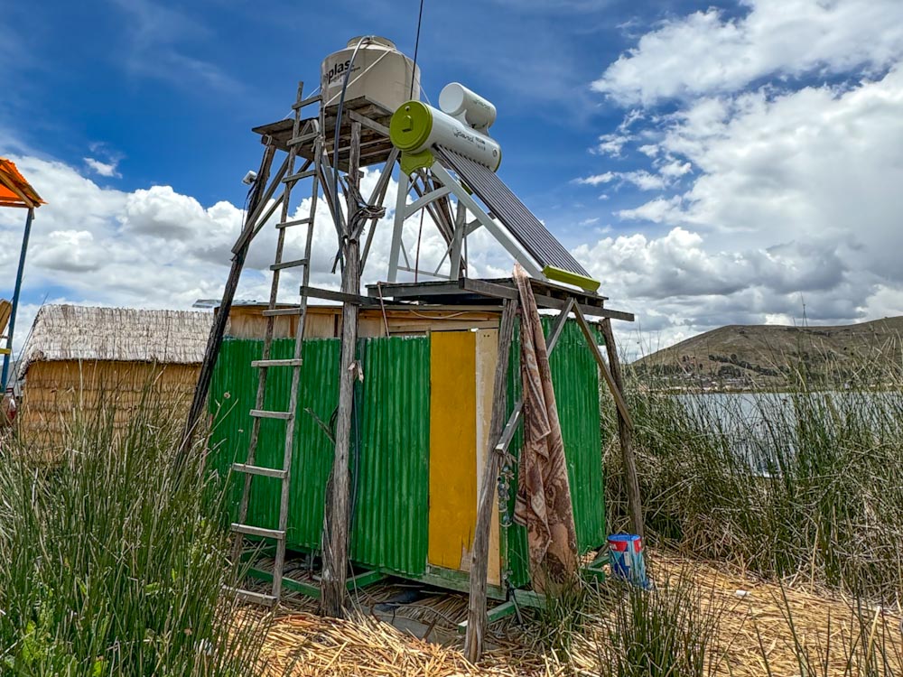 Туалет на острове Урос / The restroom on the Uros Island