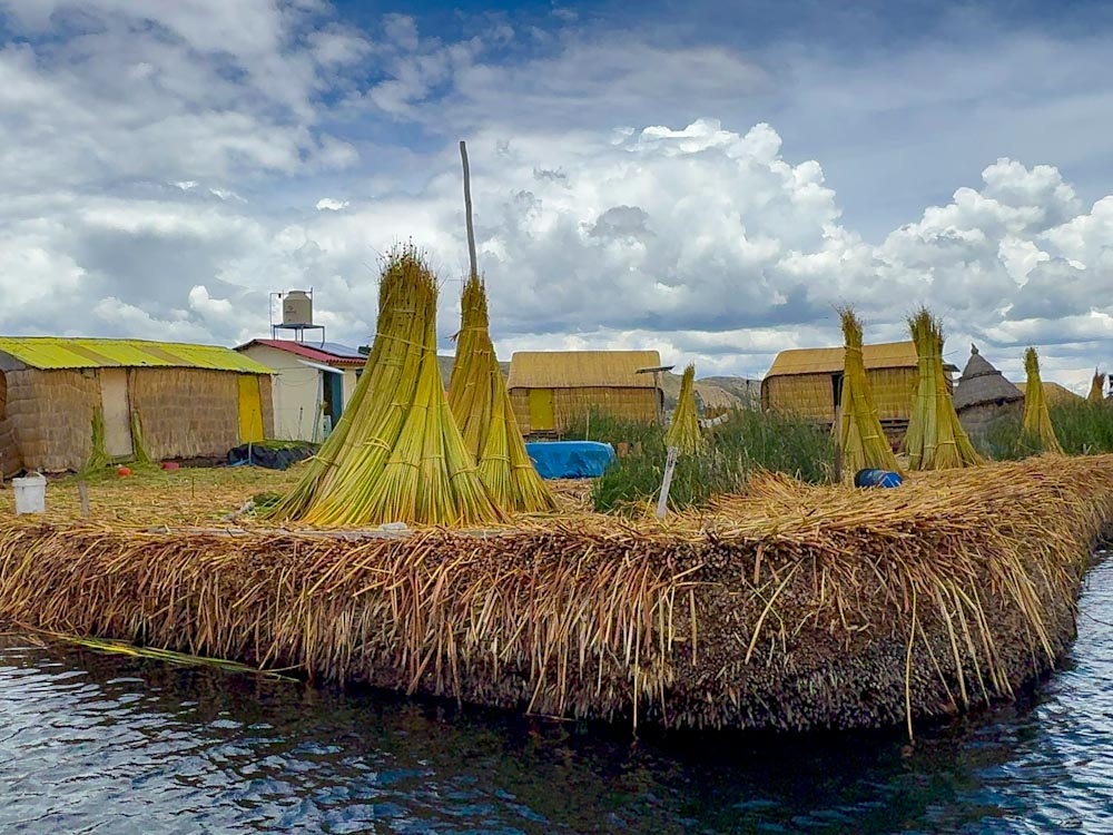 Остров из камыша тотора / An island made of totora reeds
