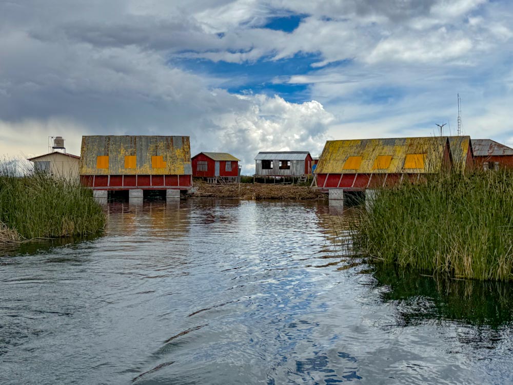 Школа в Перу на озере Титикака / A school in Peru on Lake Titicaca