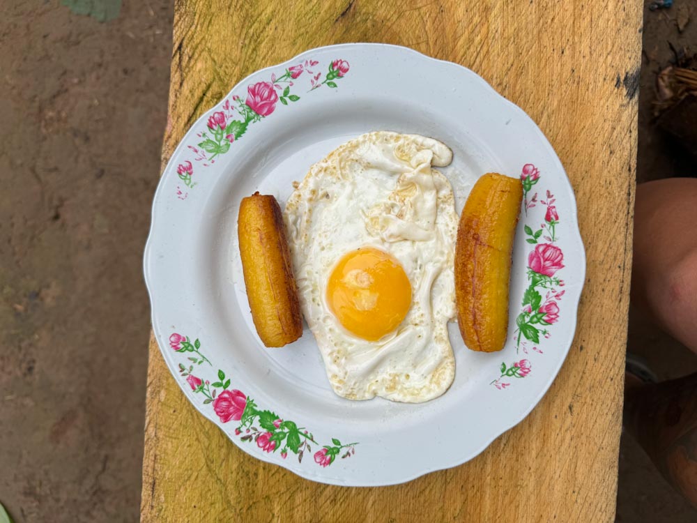 Жареное яйцо с бананами на завтрак в Эквадоре
