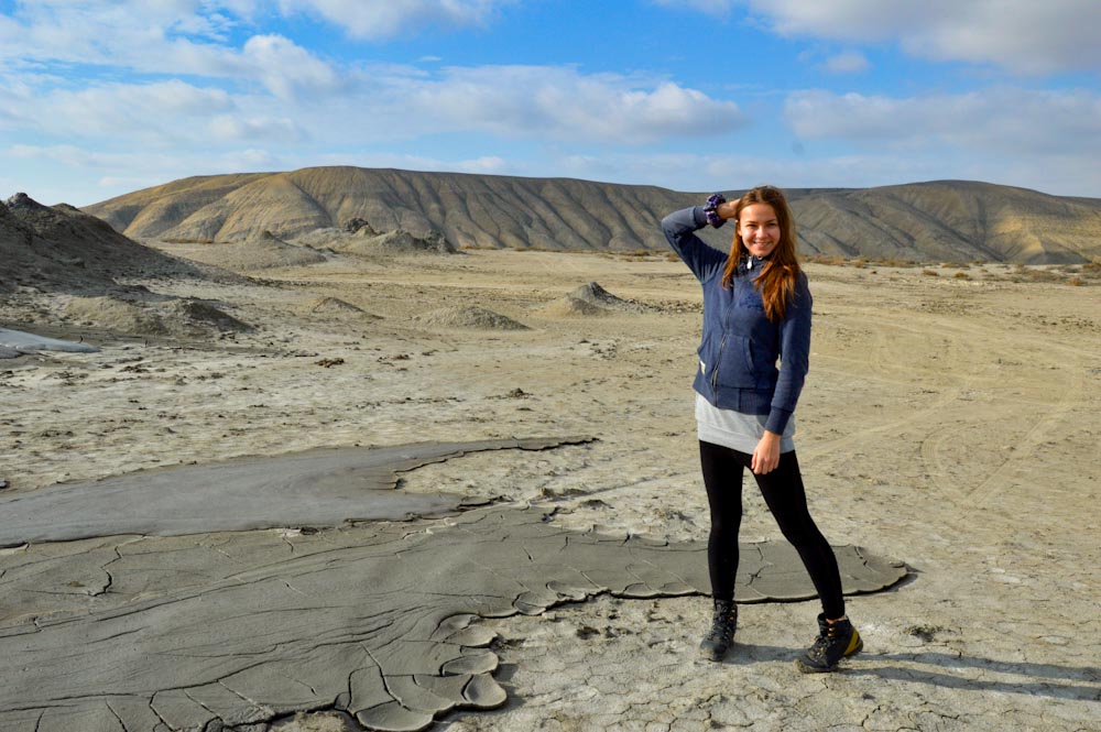 Турист на фоне заповедника Гобустан